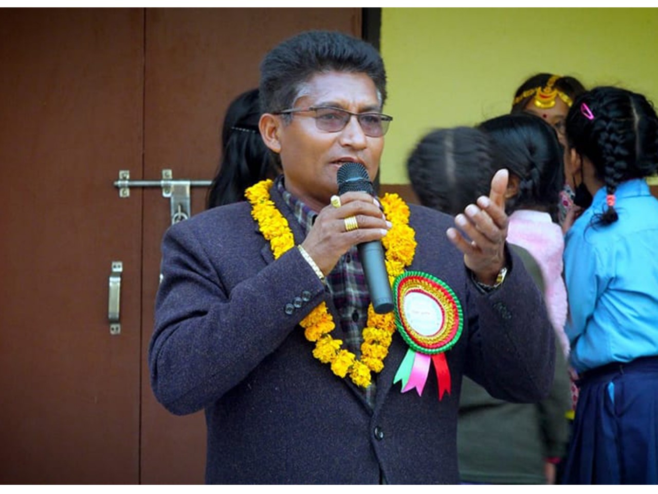 गोरखाको श्री मणिकाम देवी माध्यमिक विद्यालयका विद्यार्थीको लागि राजेन्द्र पराजुलीको छात्रवृति
